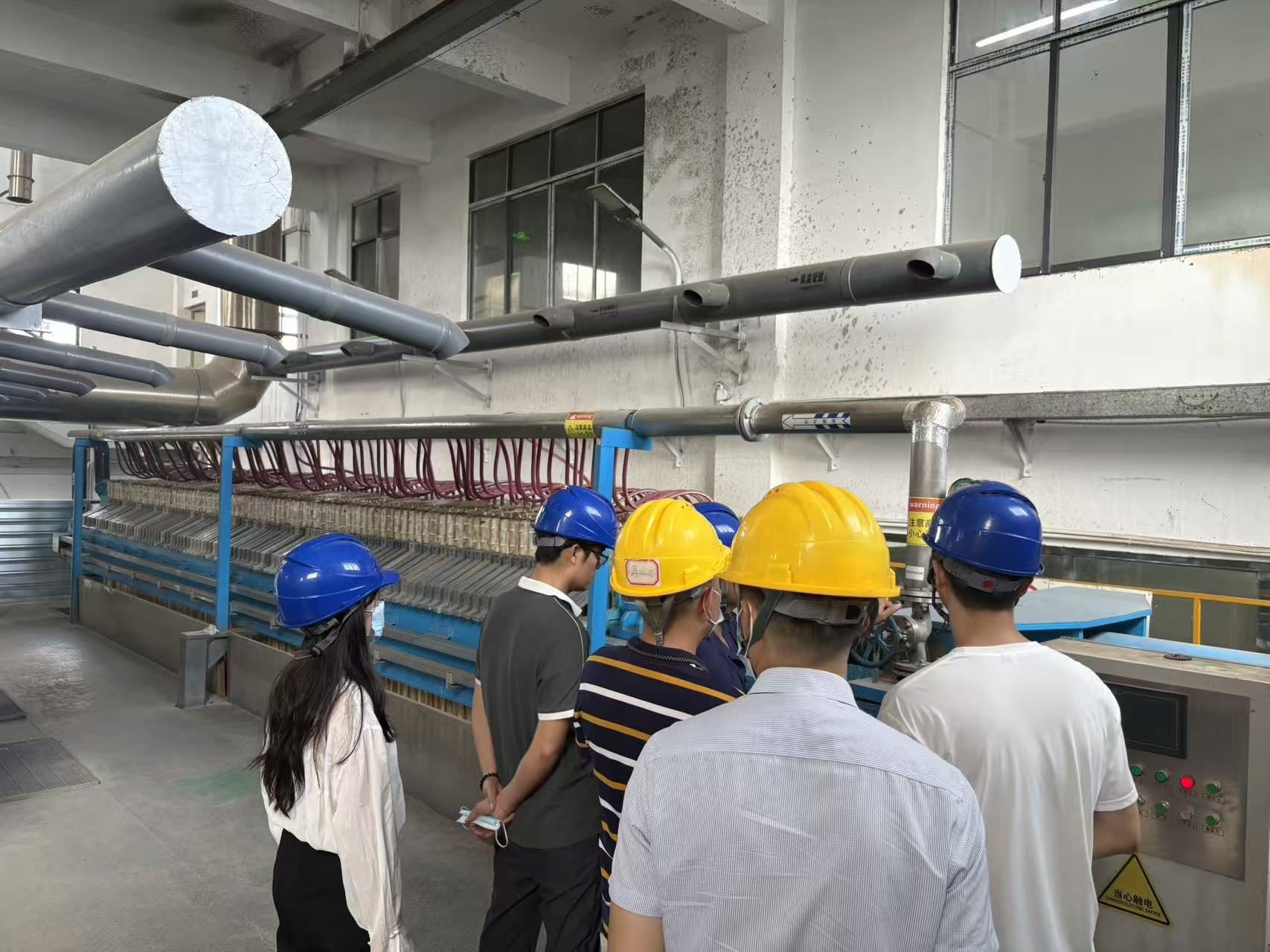 学员近距离观察设备